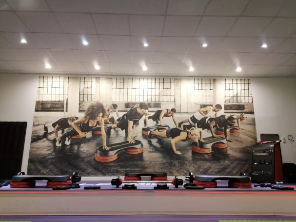 Bühne Kursraum mit Bodypump Equipment