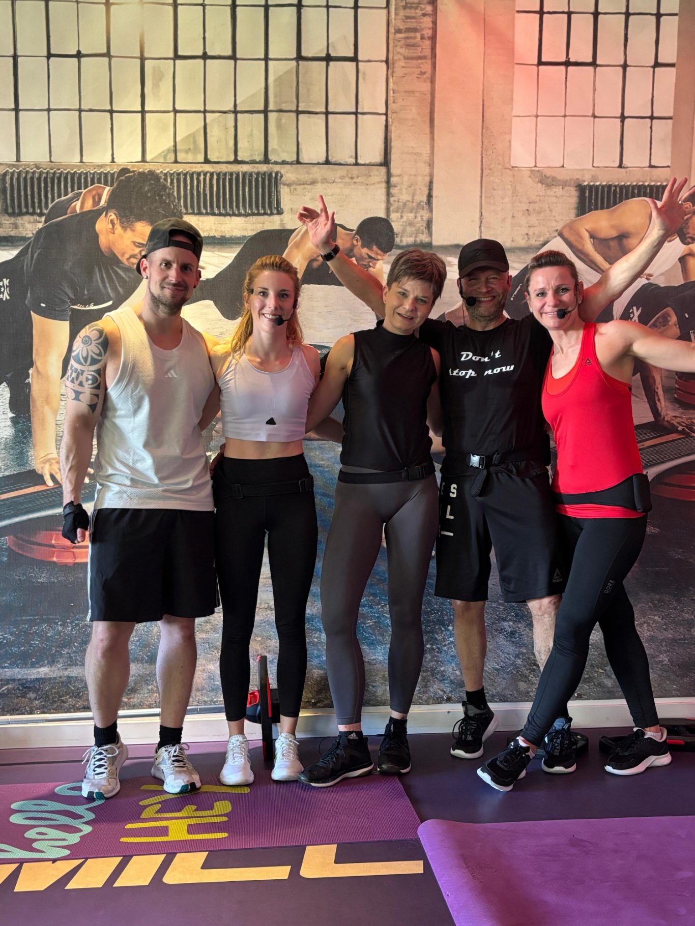 Trainerteam auf der Bühne, zwei Männer, drei Frauen