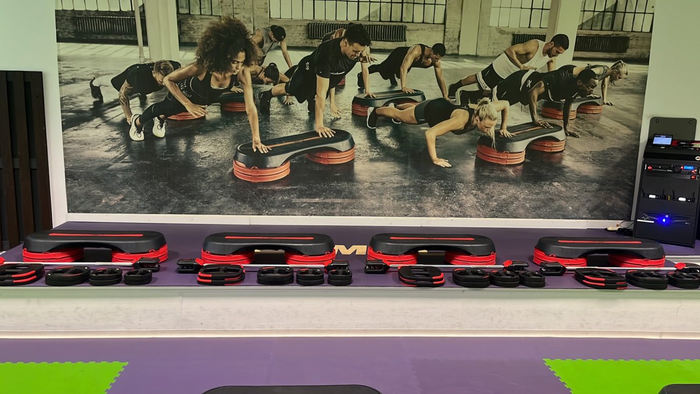 Bühne im Kursraum mit Steppern und Hantelstangen vorbereitet