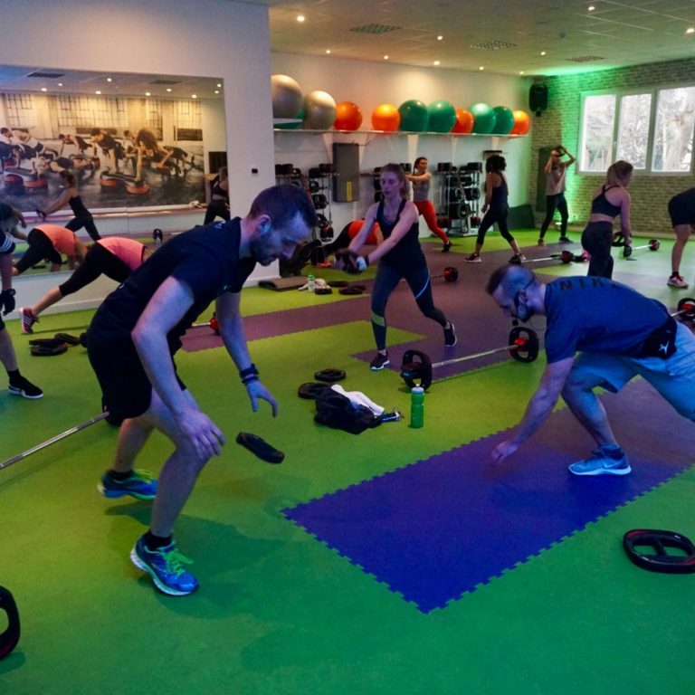 Teilnehmer:innen im HIIT Kurs in Action
