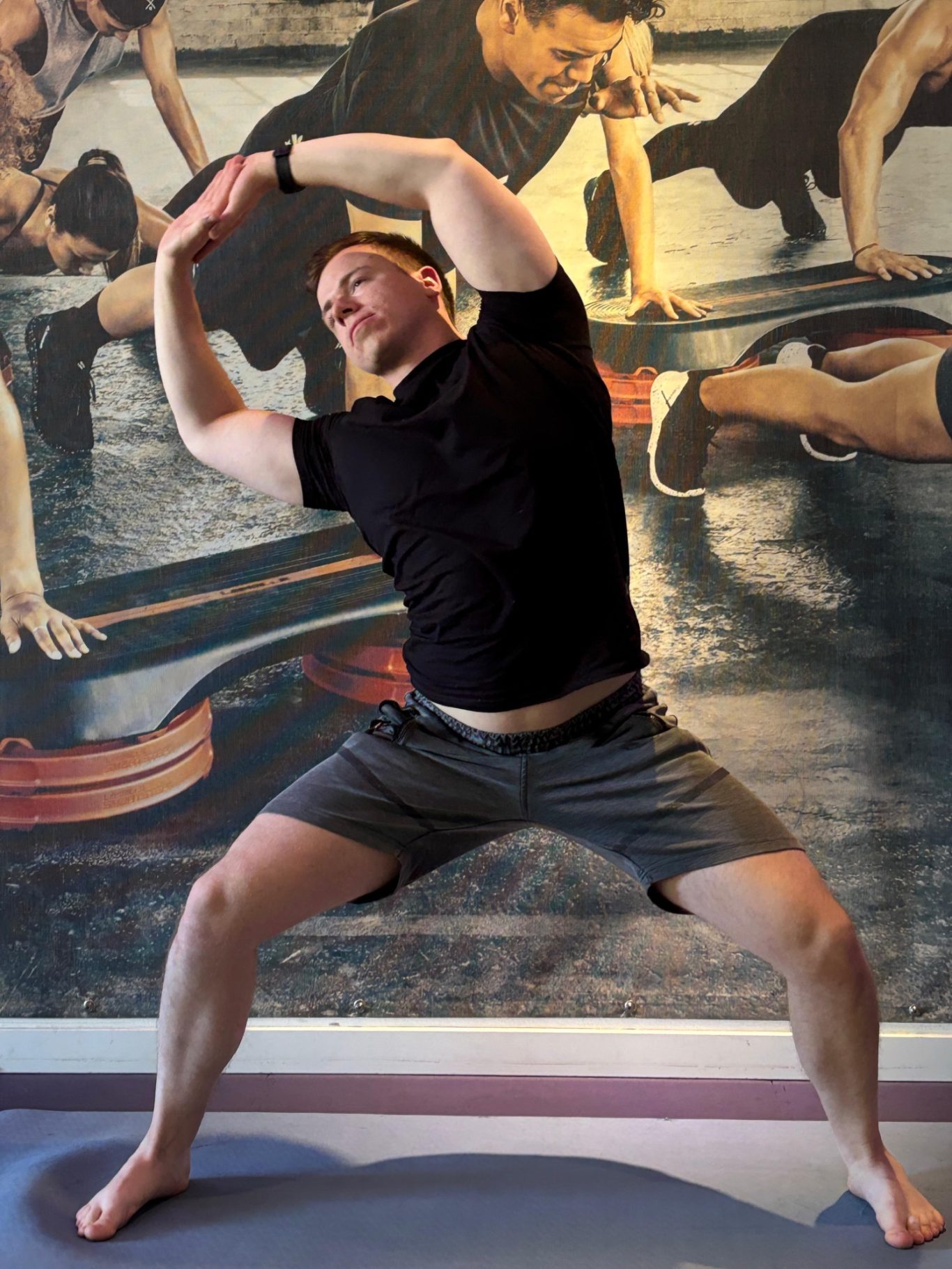 männlicher Yogatrainer in Yogapose