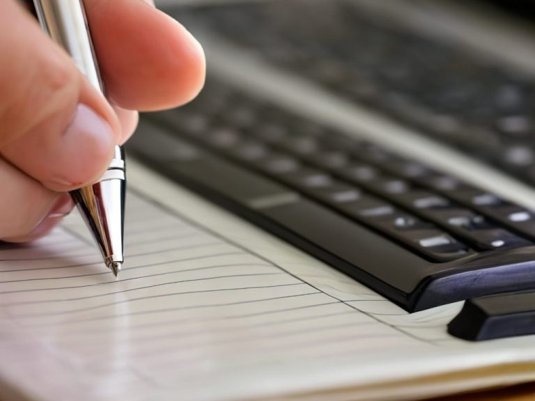 Hand, Kugelschreiber, Tastatur