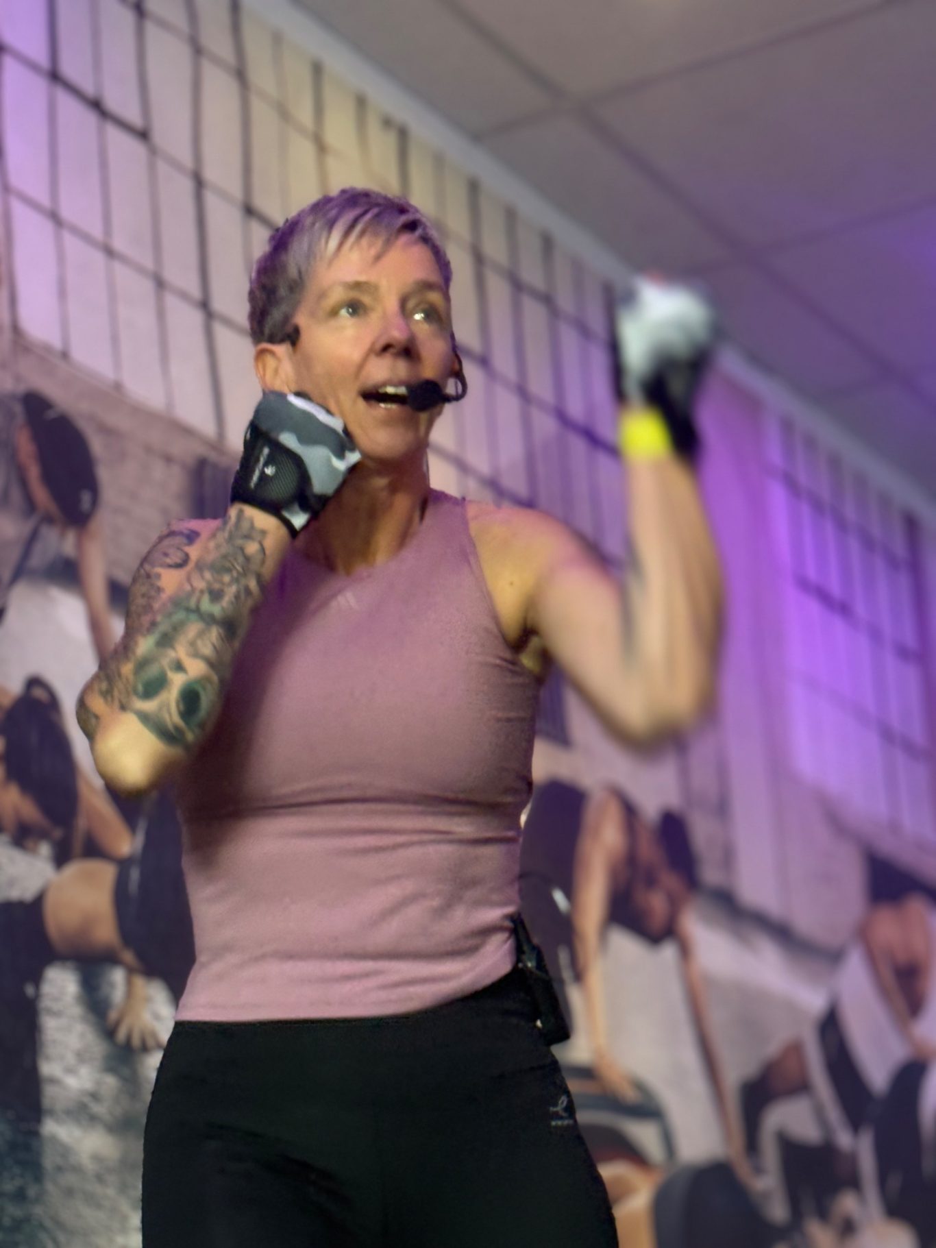 Kurstrainerin beim boxen im Kurs