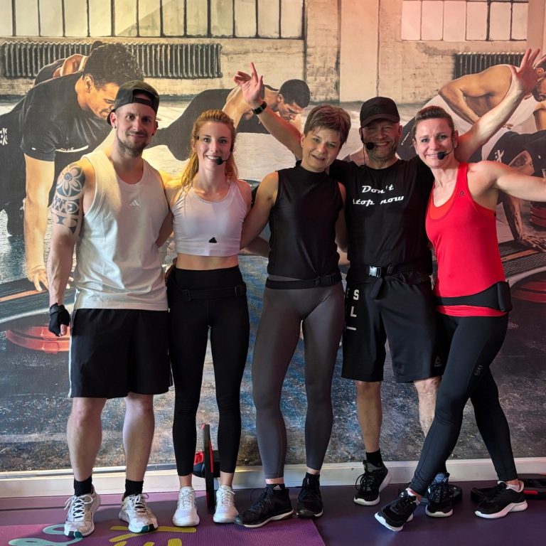 Trainerteam auf der Bühne, drei Frauen und 2 Männer