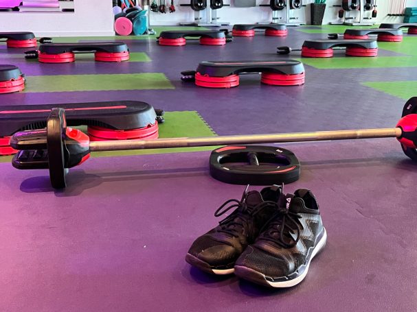 Details im Kursraum, Bodypump Equipment und Sportschuhe