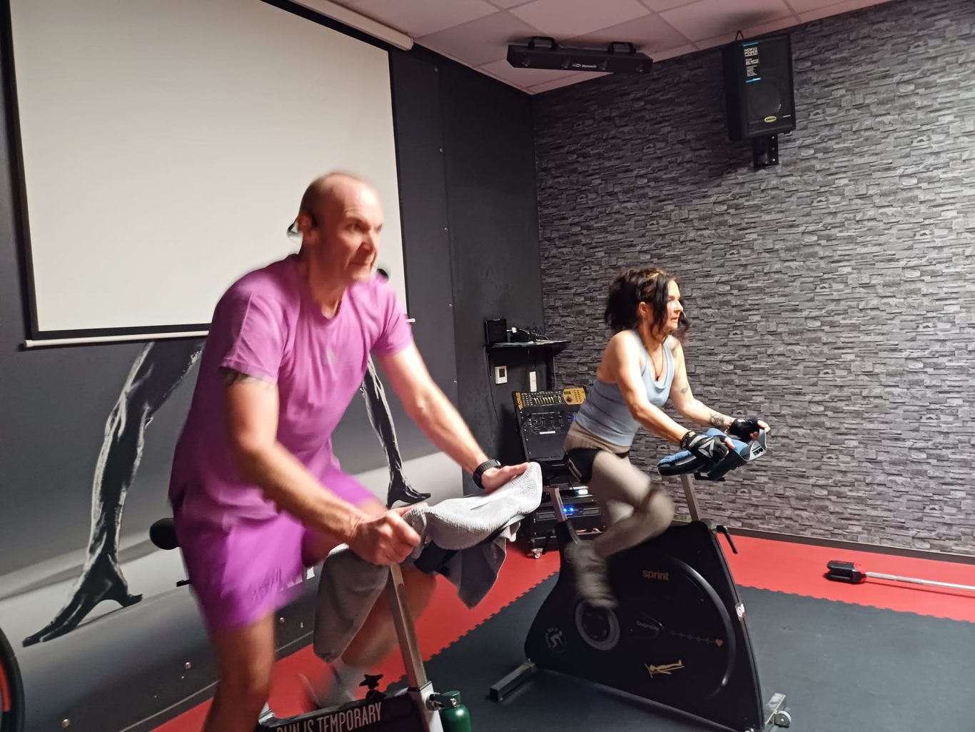 Spinningtrainer, einmal weiblich einmal männlich auf den Rädern