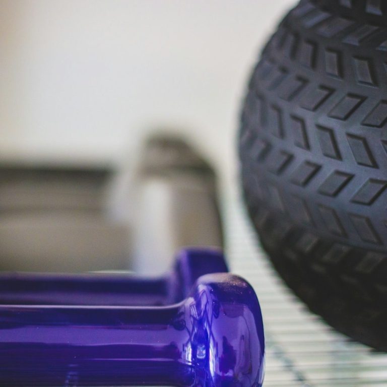 Detailaufnahme, kleine Gewichte violett und kleiner Ball schwarz