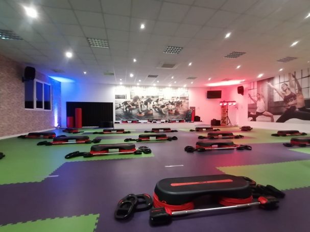 großer Kursraum mit Bodypump Equipment