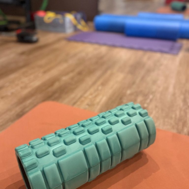 Holzboden, Faszienrolle mintgrün mit Struktur, Matte apricotfarben